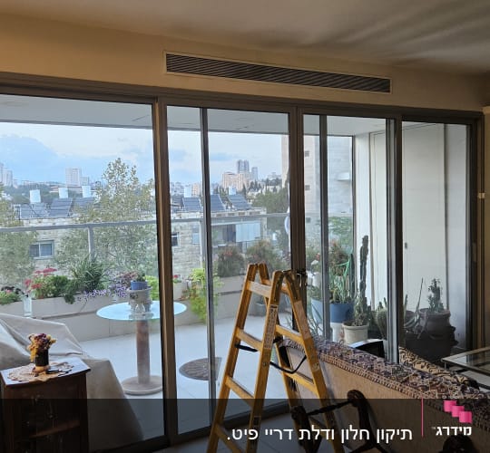 סלון עם חלונות גדולים ונוף לעיר, סולם צהוב בפנים